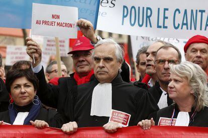 Manifestaci&oacute;n de abogados y notarios contra las reformas del Gobierno, el pasado diciembre en Par&iacute;s.