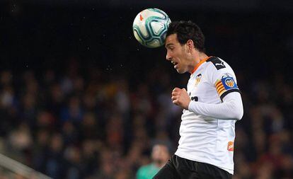 Parejo cabecea el balón ante el Madrid.