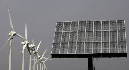 Molinos aerogeneradores y panel de energ&iacute;a fotovoltaica en Santa Cruz de Tenerife.