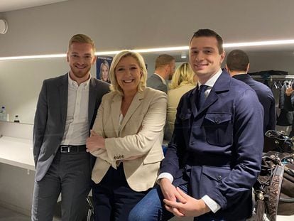 El diputado Kévin Pfeffer, a la izquierda, con la líder de Reagrupamiento Nacional, Marine Le Pen, y el presidente del partido, Jordan Bardella, en una imagen publicada en Twitter, el pasado 2 de abril.