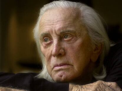 Kirk Douglas, en noviembre de 2001. En vídeo, las imágenes de su carrera en el cine.