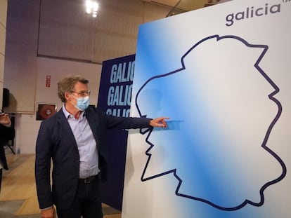 El presidente de la Xunta y candidato a la reelección por el PP, Alberto Núñez Feijóo, junto a un mapa de Galicia, este domingo.