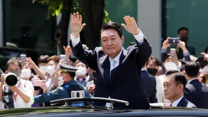El nuevo presidente surcoreano, Yoon Suk-yeol, saluda a sus partidarios tras su ceremonia de investidura el martes en Seúl.