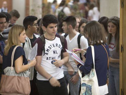 Alumnos de selectividad entrada a realizar la prueba en Castellón.