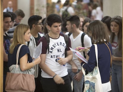 Alumnos de selectividad entrada a realizar la prueba en Castellón.