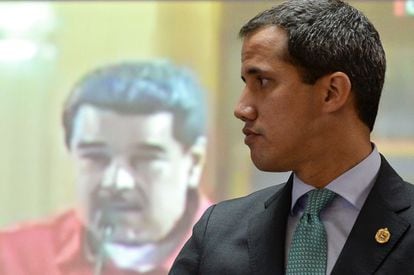 Juan Guaidó frente a una pantalla que muestra a Nicolás Maduro participando en el acto de la Asamblea de Venezuela, septiembre de 2019.
