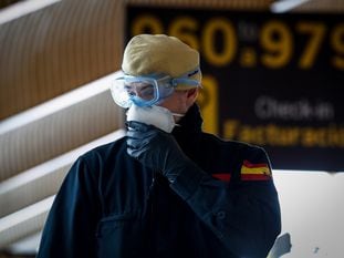 Un miembros de la Unidad Militar de Emergencias este jueves en el aeropuerto de Barajas (Madrid).