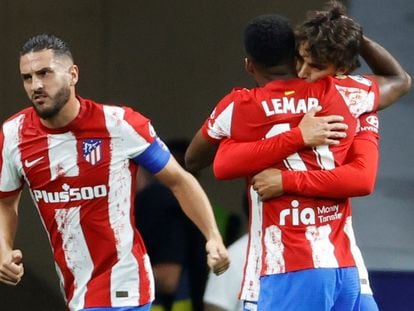 Thomas Lemar (c) y Joao Felix (d) celebran el primer gol ante el FC Barcelona, durante el partido de este sábado en el estadio Wanda Metropolitano, en Madrid. EFE/Juan Carlos Hidalgo