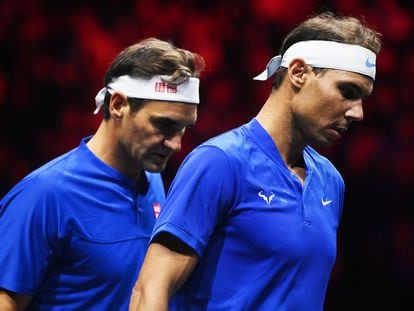 Federer y Nadal, durante el partido de dobles del viernes en el O2 de Londres.