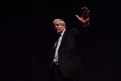 Boris Johnson saluda después de dar un discurso durante el tercer día de la Conferencia del Partido Conservador 2018, en el Centro de Convenciones Internacional de Birmingham (Reino Unido).