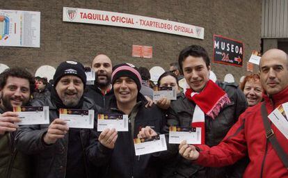 Aficionados del Athletic con entradas para un partido anterior.