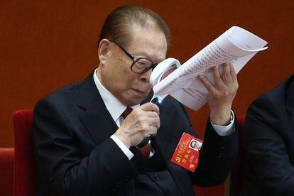 El expresidente chino Jiang Zemin (c) utiliza una lupa para leer la documentación durante la ceremonia inaugural del XIX Congreso Nacional del Partido Comunista de China en Pekín (China), 18 de octubre de 2017.