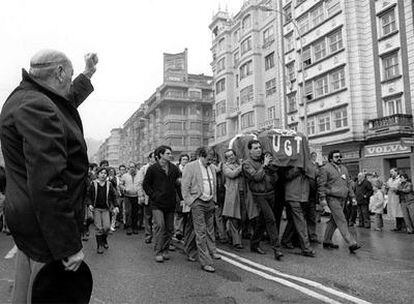 Compañeros socialistas y de UGT portan a hombros, el 24 de febrero de 1984, el féretro con los restos mortales del senador Casas por las calles de San Sebastián.