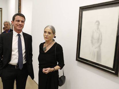 Manuel Valls, ex primer ministro de Francia, con su madre, Luisa Galfetti, en la exposici&oacute;n en la galer&iacute;a Fern&aacute;ndez-Braso sobre obra de su padre, Xavier Valls. 