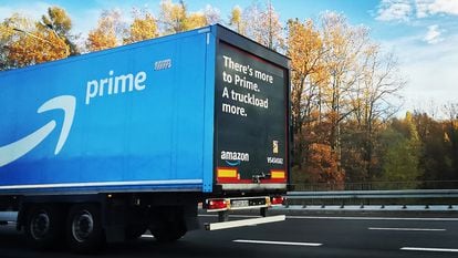 Un camión de Amazon Prime en Polonia