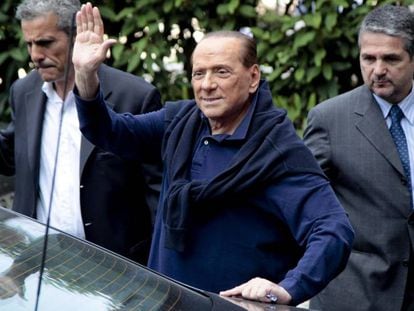 Silvio Berlusconi saluda a su salida del hospital de Mil&aacute;n, a principios de junio. 