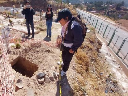 La fosa que cavaron quienes sustrajeron el cuerpo del hijo de Celia Esquivel en el cementerio Sol de Oro, en el distrito de San Sebastián en el Cusco.