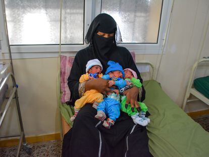 Nujood, 35 años, ha dado a luz trillizos en el Al-Qanawis, un hospital materno infantil dirigido por Médicos Sin Fronteras (MSF) en la provincia de Hodeidah.