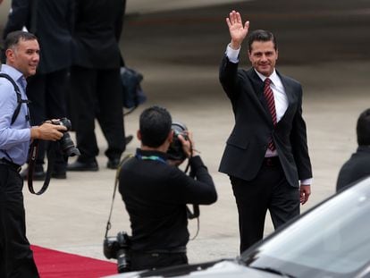 El expresidente de México Enrique Peña Nieto saluda en 2018 al llegar al Aeropuerto Ministro Pistarini de Buenos Aires (Argentina), donde se desplazó para participar en una cumbre del G-20.