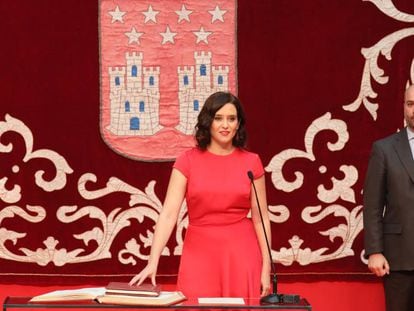 En foto, la popular Isabel Díaz Ayuso (i) antes de tomar posesión como presidenta de la Comunidad de Madrid en un acto celebrado este lunes en la Real Casa de Correos, sede del gobierno regional. En vídeo, declaraciones durante el evento.