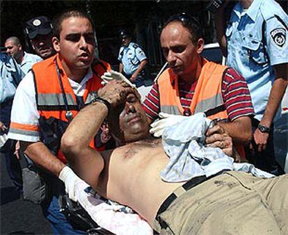 Efectivos médicos israelíes ayudan a un hombre herido por el atentado en Tel Aviv.