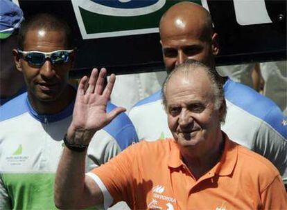 El rey Juan Carlos saluda junto a varios tripulantes del Desafio Español 2007
