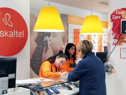 Empleadas de Euskaltel atienden a un cliente en una tienda de la operadora vasca de telefonía y acceso a internet, en Bilbao. 