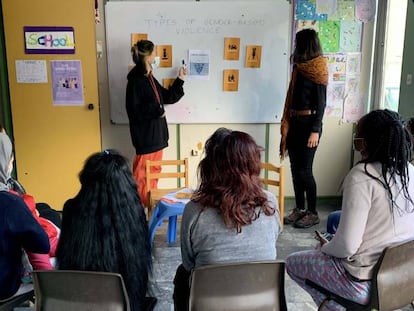 Actividad desarrollada por voluntarias del proyecto 'Construyendo puentes' en el Elna Maternity Center, en Atenas. 