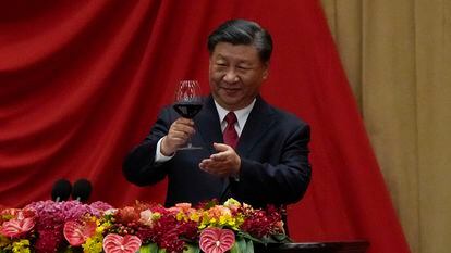 El presidente Xi Jinping brinda con sus invitados después de pronunciar su discurso en una cena con motivo del próximo 74º aniversario de la fundación de la República Popular China, en Pekín, el jueves.
