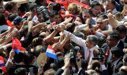 Mario Abdo Benítez, rodeado de seguidores, la semana pasada en Asunción