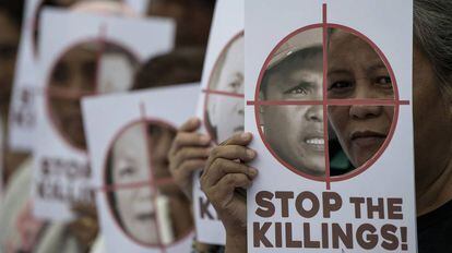 Activistas sostienen pancartas en Manila (Filipinas) en contra de los asesinatos.