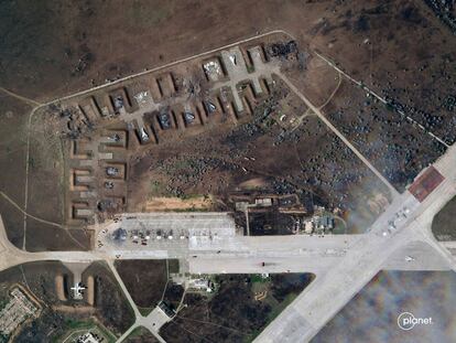 Una de las imágenes publicadas por Planet Labs en las que se aprecia la destrucción causada por las explosiones en la base de Saki, en Crimea, el martes.