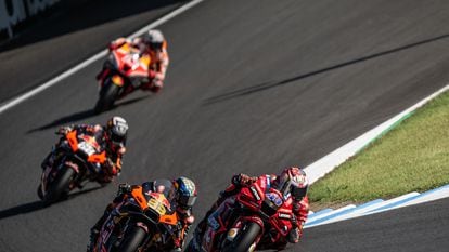 Jack Miller y Brad Binder durante el Gran Premio de Japón el 25 de septiembre.