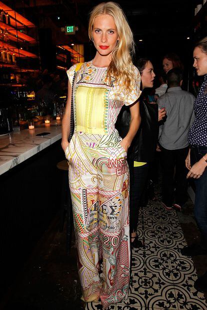 Poppy Delevingne con mono de seda de Mary Katrantzou.