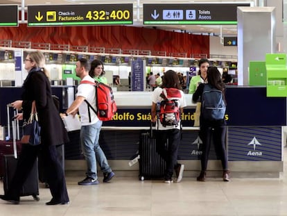 Varias personas se disponen a viajar en el aeropuerto Adolfo Su&aacute;rez Barajas con motivo de la operaci&oacute;n salida de Semana Santa.