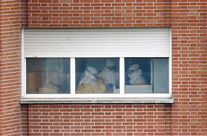 En la imagen, trabajadores del Carlos III con el equipo protector.