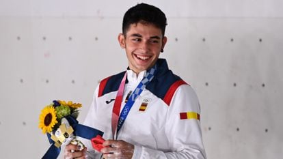 Alberto Ginés con la medalla de oro conseguida en los Juegos Olímpicos de Tokio 2020 en escalada. 