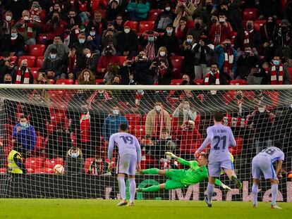 Muniain marca, de penalti, el gol del triunfo del Athletic ante el Barcelona.