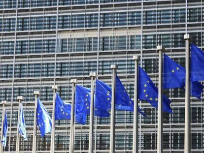 Detalle de las banderas de la Unión Europea que ondean frente a la sede de la Comisión Europea en Bruselas.