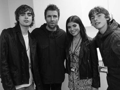De izquierda a derecha: Lennon Gallagher, el cantante Liam Gallagher, Molly Moorish-Gallagher y Gene Gallagher.