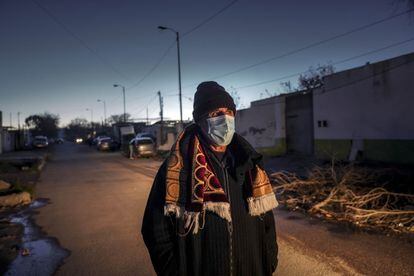 Mohamed, que va camino de la mezquita, es iluminado por las luces de un coche. El sector seis de la Cañada acoge a la población más vulnerable y es el más afectado por el problema de las plantaciones de marihuana.