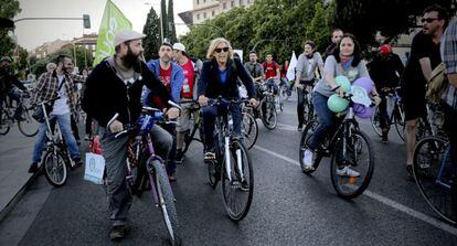 Carmena (centro) se dirige este viernes al acto de cierre de campaña.