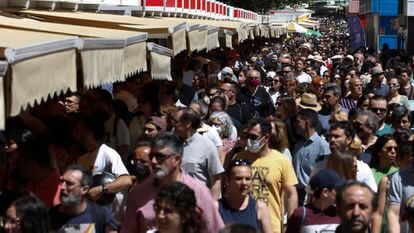 Una multitud de personas entre las casetas de la Feria del Libro de Madrid, el 5 de junio de 2022.