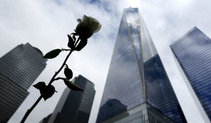 Una rosa ha sido colocada en el monumento a las víctimas del 11S en elMemorial del 11S en Nueva York (EE UU).