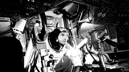 Michael Collins en el Módulo de Mando del 'Apolo 11', practicando la retirada de la escotilla de acoplamiento desde el simulador CM en el Centro Espacial Johnson de la NASA, en Houston, el 28 de junio de 1969.