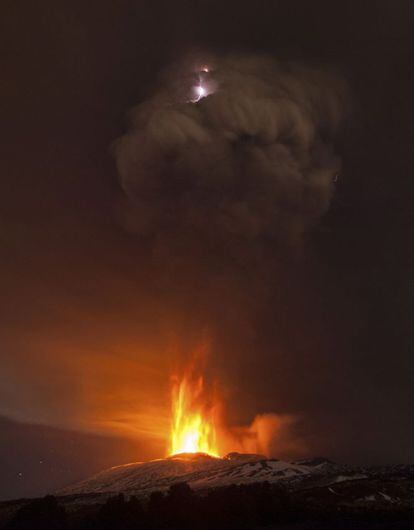El cráter del monte Etna, en la costa oriental de Sicilia (Italia), ha entrado en erupción esta semana después de dos años dormido. El humo y la ceniza de la explosión crearon un despliegue de relámpagos volcánicos, un misterioso fenómeno propio de las erupciones volcánicas más potentes. Los expertos lo atribuyen a que la fricción de las partículas de ceniza dentro de la nube podrían conducir a la acumulación de una carga eléctrica que provocaría los rayos. El Etna es el volcán activo más alto de Europa, se encuentra 3.329 metros de altitud y ha estado despierto desde hace 2,5 millones de años. Las ciudades y aldeas que están en sus faldas han sido protegidas por zanjas y presas para desviar los flujos de lava a un terreno más seguro.