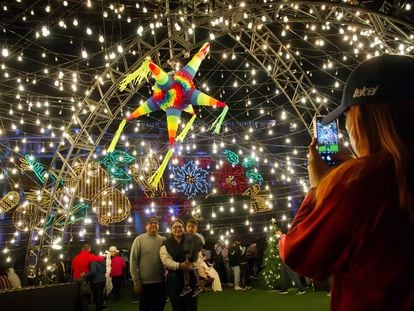 Personas se hacen fotos entre los adornos de Navidad del Zócalo de la Ciudad de México, el 17 de diciembre de 2022.