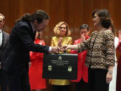 El líder de Unidas Podemos recibe su cartera de vicepresidente de manos de Carmen Calvo.