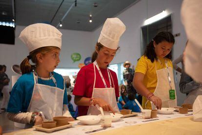 Varias niñas participan en un taller de cocina.