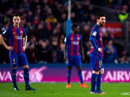 Rakitic y Messi tras encajar el tanto del Legan&eacute;s, el domingo en el Camp Nou.